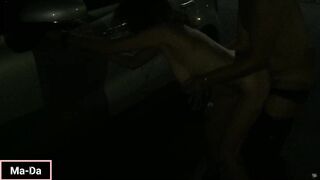 Car sexy di notte in un parcheggio frequentato da singoli