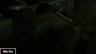 Anteprima del video: Car sexy di notte in un parcheggio frequentato da singoli