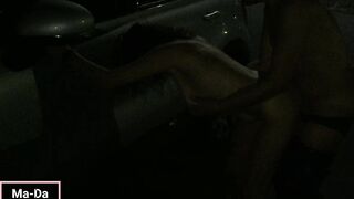 Car sexy di notte in un parcheggio frequentato da singoli