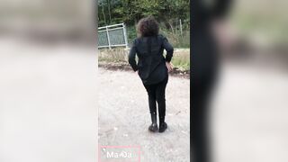 Area di sosta in autostrada con il culo di fuori