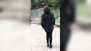 Area di sosta in autostrada con il culo di fuori