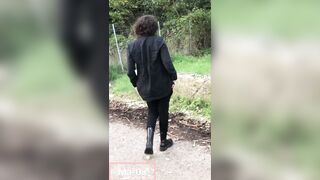 Area di sosta in autostrada con il culo di fuori