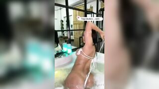 Ragazza formosa si masturba in cam