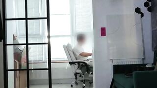 Il nuovo passatempo del capo ufficio al lavoro