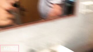 Marito e moglie allo specchio ci filmiamo in momenti di intimità