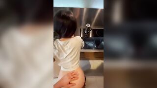 Fidanzata morettina si fa inculare da dietro in cucina appena sveglia