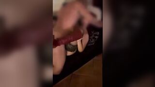 Cornuto guarda la moglie troia sfondata sul divano dal bull