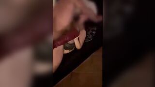 Cornuto guarda la moglie troia sfondata sul divano dal bull