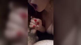 Milf tettona si fa sborrare in faccia dal cazzo