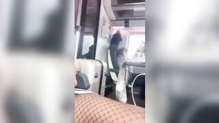 Trans in treno mostra il cazzo con i collant a rete
