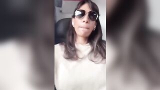 Trans in treno mostra il cazzo con i collant a rete