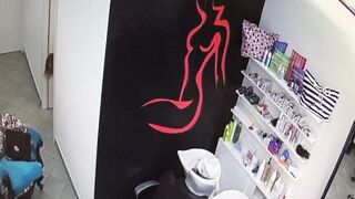 Anteprima del video: Amore vado al parrucchiere a sistemarmi i capelli!