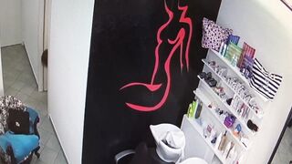 Amore vado al parrucchiere a sistemarmi i capelli!