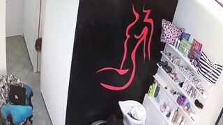 Amore vado al parrucchiere a sistemarmi i capelli!