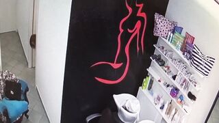 Amore vado al parrucchiere a sistemarmi i capelli!