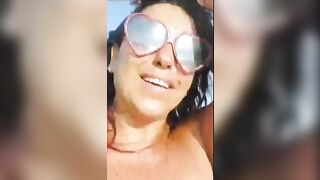 Tettona troia fa pompini a due ragazzi in spiaggia