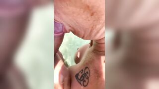 Moglie troia spompina il marito sulla spiaggia