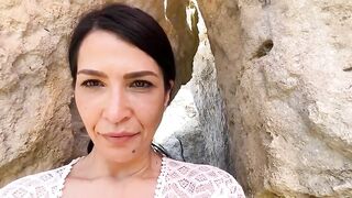 Tettona si fa palpare le poppe dal marito in spiaggia