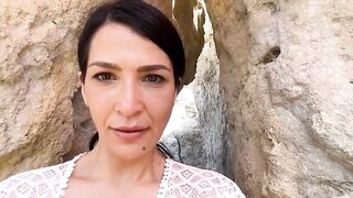 Tettona si fa palpare le poppe dal marito in spiaggia