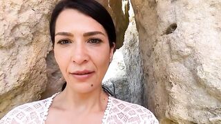 Tettona si fa palpare le poppe dal marito in spiaggia