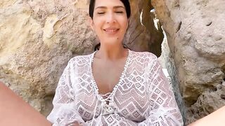 Tettona si fa palpare le poppe dal marito in spiaggia