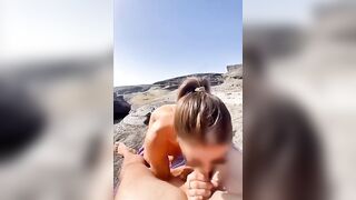 Fidanzata succhia il cazzo in spiaggia quasi beccati