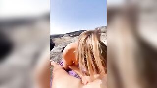 Fidanzata succhia il cazzo in spiaggia quasi beccati