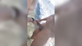 Moglie troia fa seghe a sconosciuti sulla spiaggia