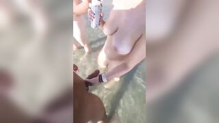 Moglie troia fa seghe a sconosciuti sulla spiaggia