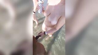 Moglie troia fa seghe a sconosciuti sulla spiaggia