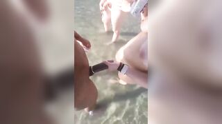 Moglie troia fa seghe a sconosciuti sulla spiaggia