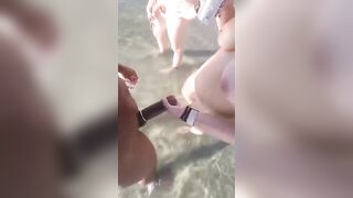 Moglie troia fa seghe a sconosciuti sulla spiaggia