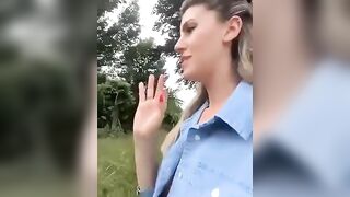 Troia si masturba in macchina con le dita nella figa per i guardoni