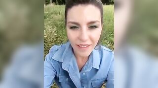Troia si masturba in macchina con le dita nella figa per i guardoni