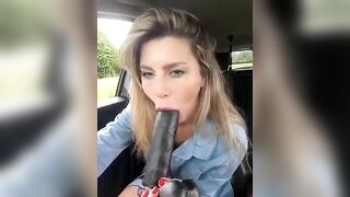 Troia si masturba in macchina con le dita nella figa per i guardoni