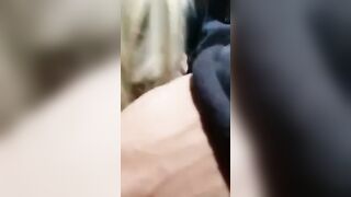 Moglie bionda spompina il bull mentre il cornuto guarda