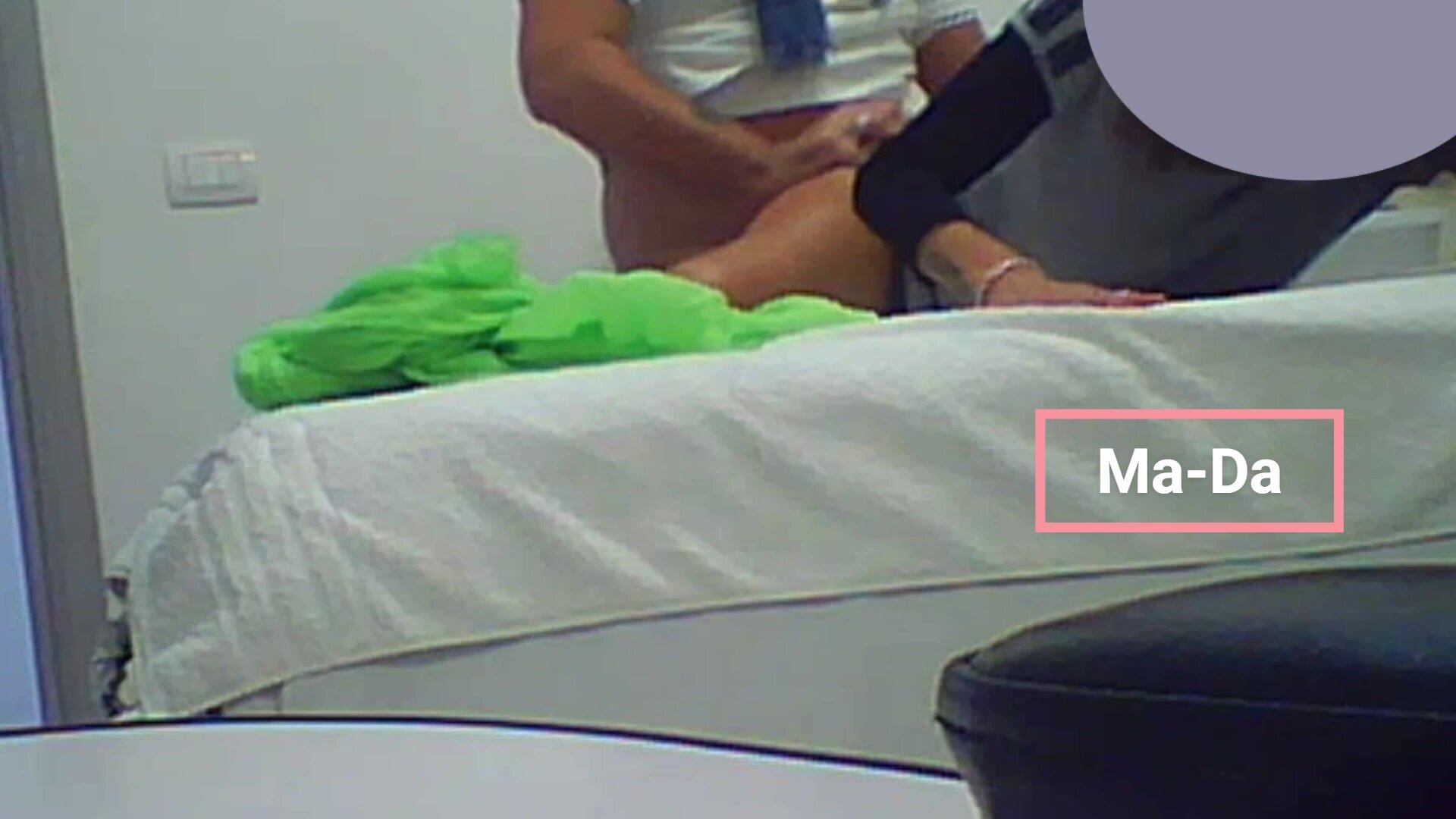 Un vicino "coniglio" crede che stia cornificando mio marito