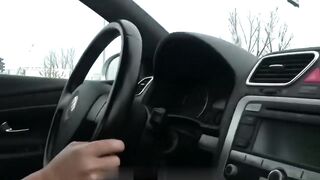 Puttana si sborra col dildo guidando in strada