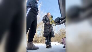 Fidanzata si fa inculare nella neve fuori dall'auto