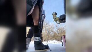 Fidanzata si fa inculare nella neve fuori dall'auto