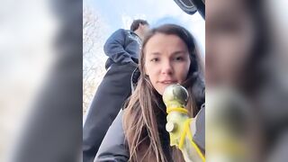 Fidanzata si fa inculare nella neve fuori dall'auto
