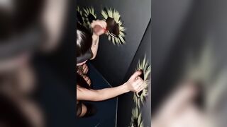 Fidanzata troia pompa cazzi al gloryhole del club