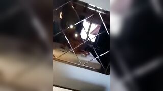 Troia inculata mentre pompa un altro cazzo