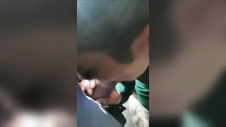 Moglie offerta agli amici nel trio scambista