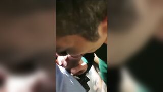 Moglie offerta agli amici nel trio scambista