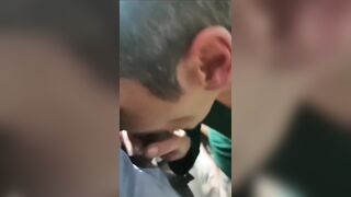 Moglie offerta agli amici nel trio scambista