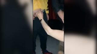 Moglie vacca fa pompini a un gruppo di ragazzi