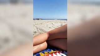 Troia con plug nel culo si mostra in spiaggia