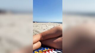 Troia con plug nel culo si mostra in spiaggia