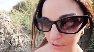Coppia troia scopa sulla spiaggia nudista